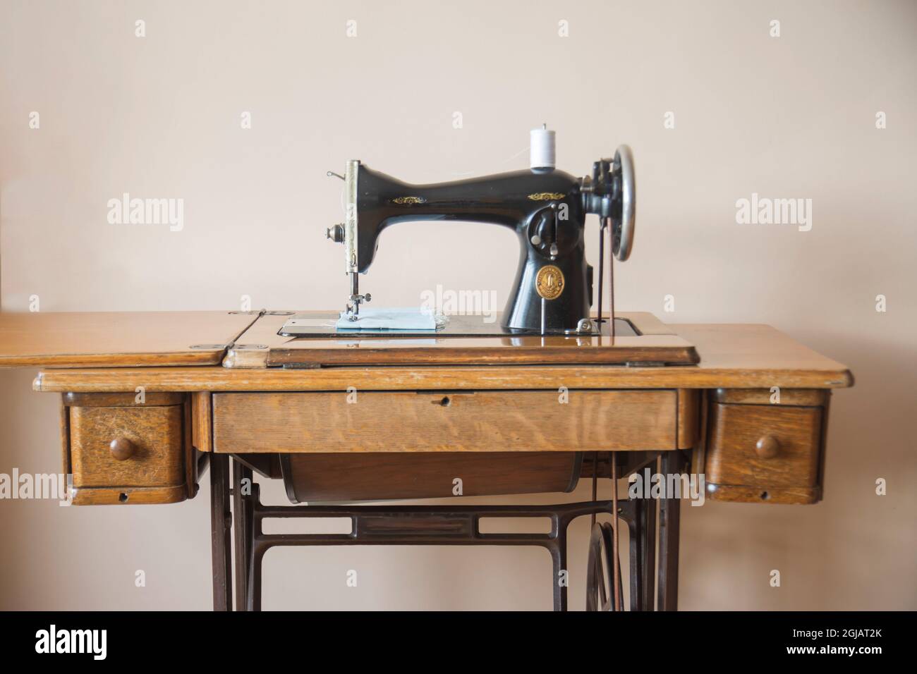 modello molto vecchio, macchina da cucire a pedali antichi e tavolo Foto  stock - Alamy