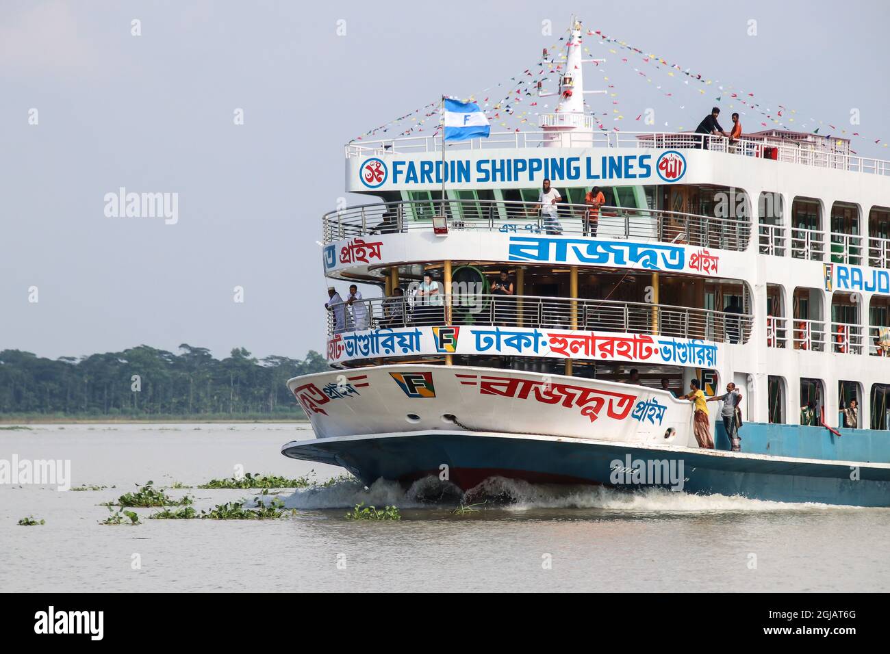 Pirojpur, Bangladesh : Un traghetto si dirige verso il terminal dei traghetti di Hularhat per prendere i passeggeri e poi partire per Dhaka, la capitale del Bangladesh. Foto Stock