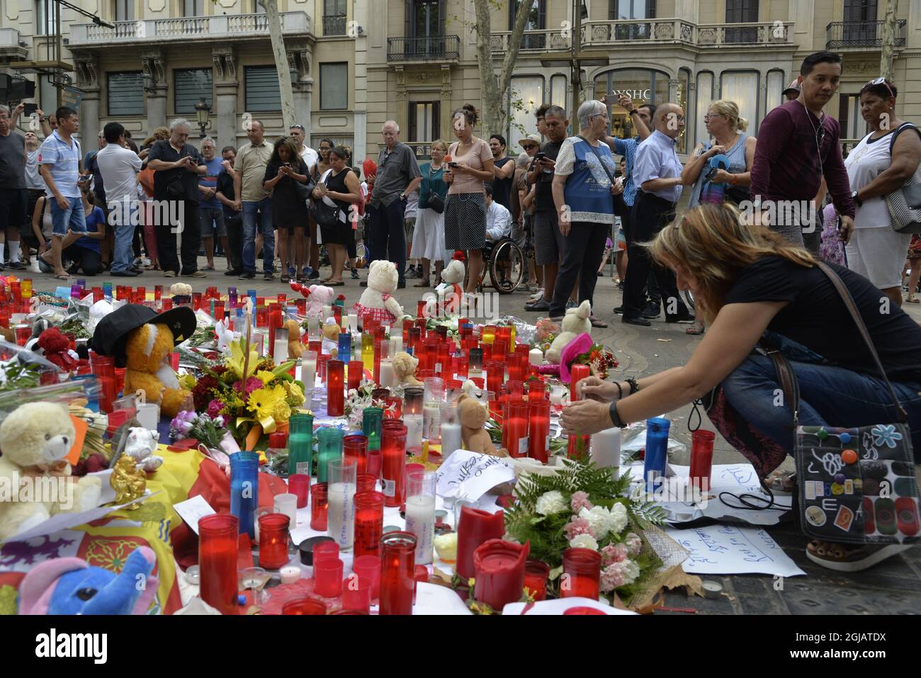 BARCELLONA 2017-08-19 persone sono viste mattina le vittime del terrore attck a Las Ramblas a Barcellona, in Spagna Sabato. pa lordagsmorgonen. Foto: Mattias MACHs / TT / kod 10510 Foto Stock