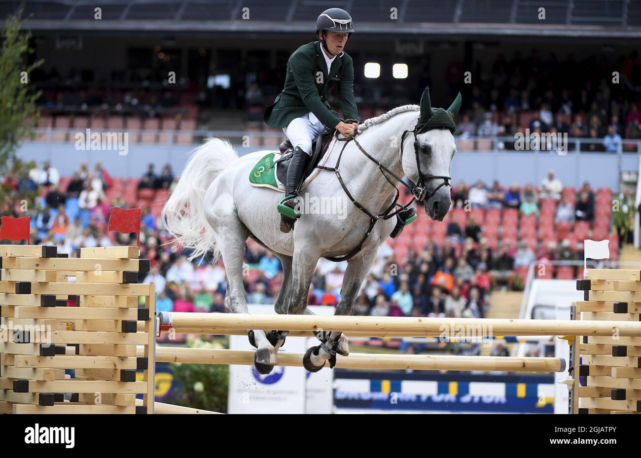 Bertram Allen d'Irlanda sul suo cavallo Hector van d'Abdijhoeve cade durante la competizione di squadra jumping evento, round 1, durante i Longines FEI European Championships all'Ullevi Stadium di Gothenburg, Svezia, il prossimo agosto. 24, 2017. Foto: Pontus Lundahl / TT / code 10050 Foto Stock