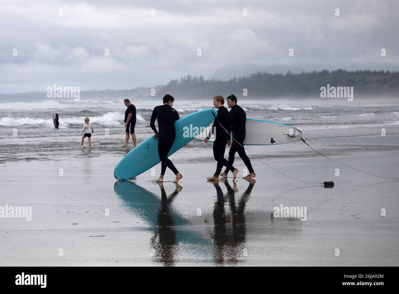 Surfisti d'acqua fredda sul Parco Nazionale di Wickaninnish Beach Pacific Rim, British Columbia Canada. Foto Stock