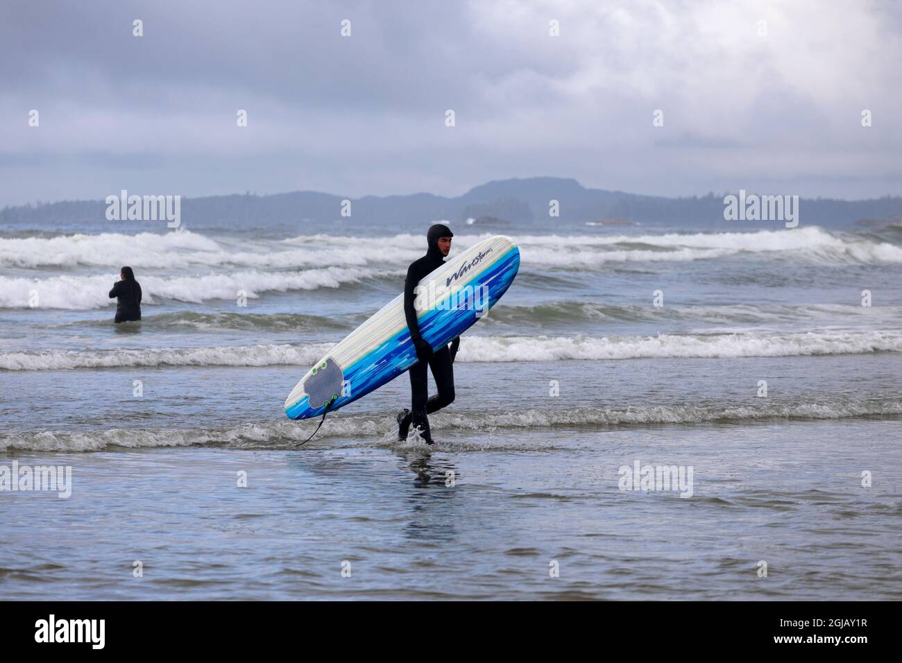 Surfisti d'acqua fredda sul Parco Nazionale di Wickaninnish Beach Pacific Rim, British Columbia Canada. Foto Stock