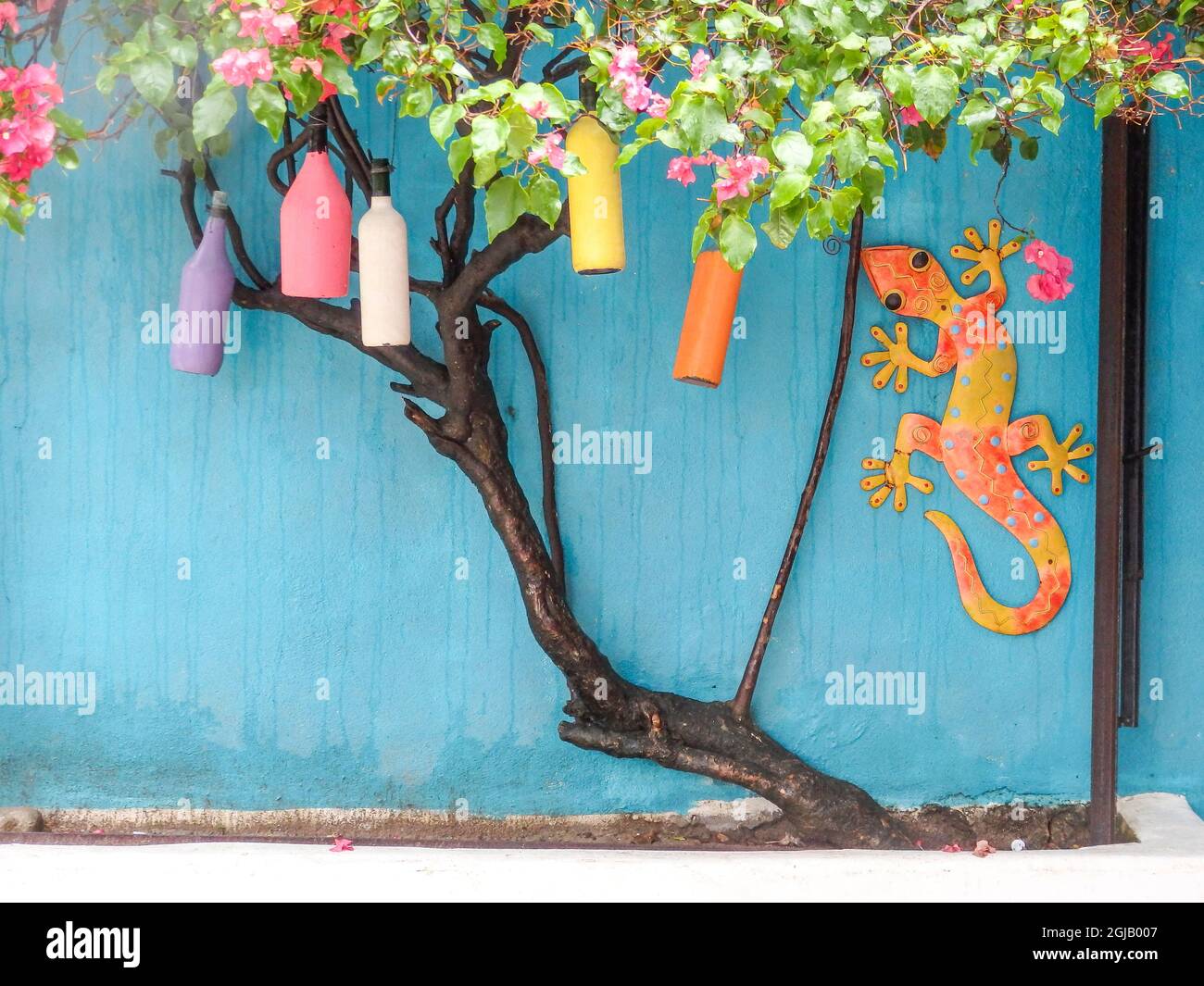 Caraibi, Honduras, Roatan. Pareti decorate in modo luminoso di una casa sull'isola di Roatan. Foto Stock