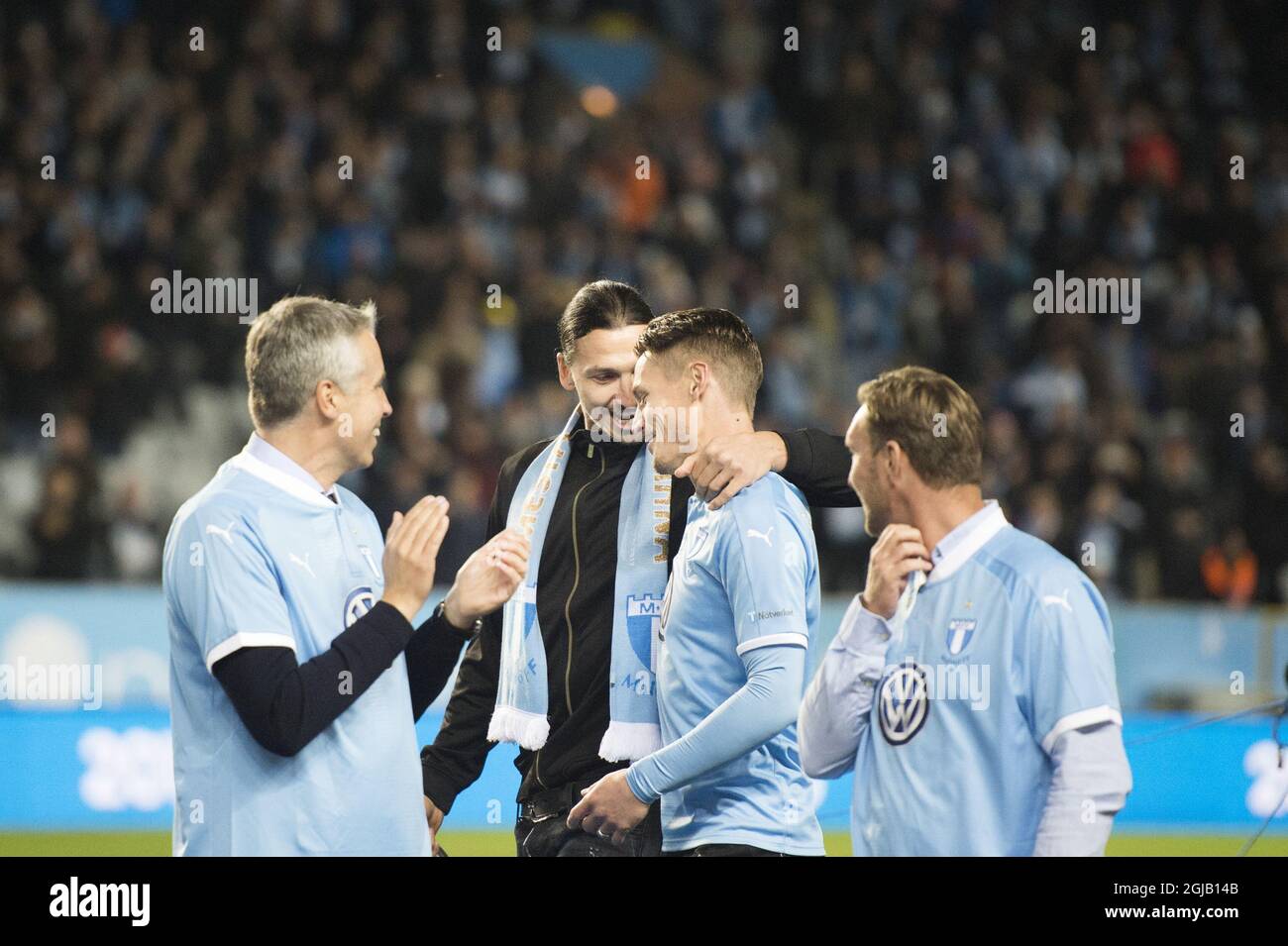 Il giocatore svedese Manchester United Zlatan Ibrahimovic abbraccia il giocatore di Malmo FF Markus Rosenberg dopo che Malmo ha vinto la prima serie di calcio svedese, allo Swedbank Stadion i Malmo, Svezia, il 05 novembre 2017. Foto: Emil Langvad / TT / kod 9204 Foto Stock