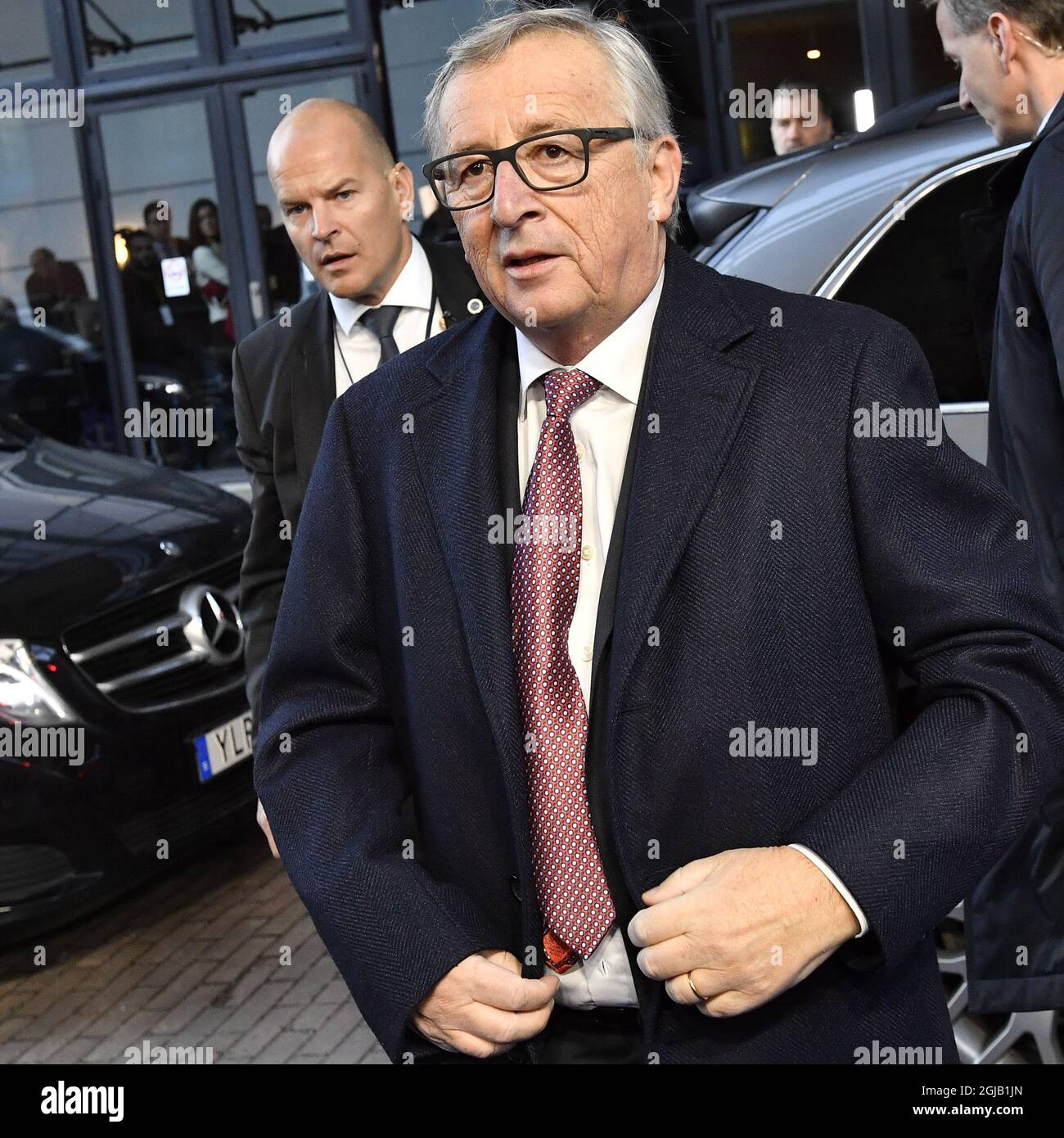 Il presidente della Commissione europea Jean-Claude Juncker arriva venerdì 17 novembre 2017 al vertice sociale dell'UE per l'occupazione e la crescita leale a Gothenburg. Il Vertice sociale riunirà i capi di Stato o di governo dell'UE, le parti sociali e altri soggetti chiave per una discussione aperta su come promuovere posti di lavoro e crescita equi. Foto: Jonas Ekstromer / TT / code 10030 Foto Stock