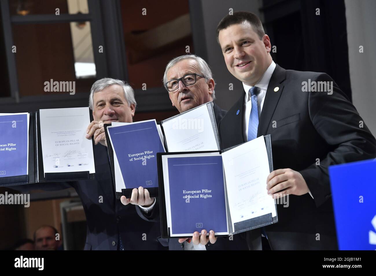 Antonio Tajani, presidente del Parlamento europeo, Jean-Claude Juncker, presidente della Commissione europea, e il primo ministro estone Jüri Ratas in occasione del vertice sociale dell'UE per l'occupazione e la crescita leale a Gothenburg venerdì 17 novembre 2017. Il Vertice sociale riunirà i capi di Stato o di governo dell'UE, le parti sociali e altri soggetti chiave per una discussione aperta su come promuovere posti di lavoro e crescita equi. Foto: Jonas Ekstromer / TT / code 10030 Foto Stock