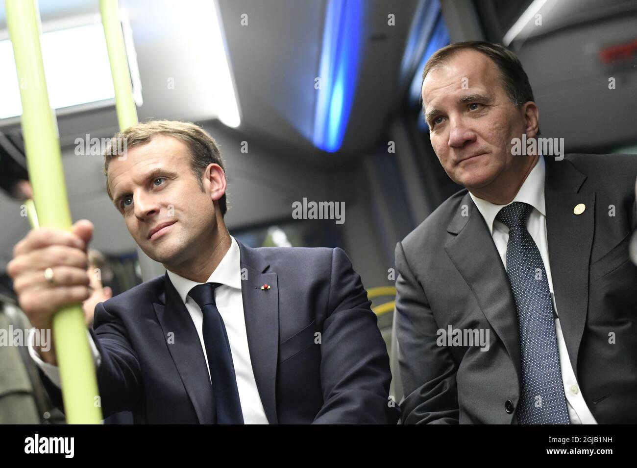 Il presidente francese Emmanuel Macron e il primo ministro svedese hanno fatto un tour in autobus per visitare la fabbrica di automobili Volco durante il Vertice sociale dell'UE di Gothenburg venerdì 17 novembre 2017. Foto: Bjorn Larsson Rosvall / TT / Code 9200 Foto Stock