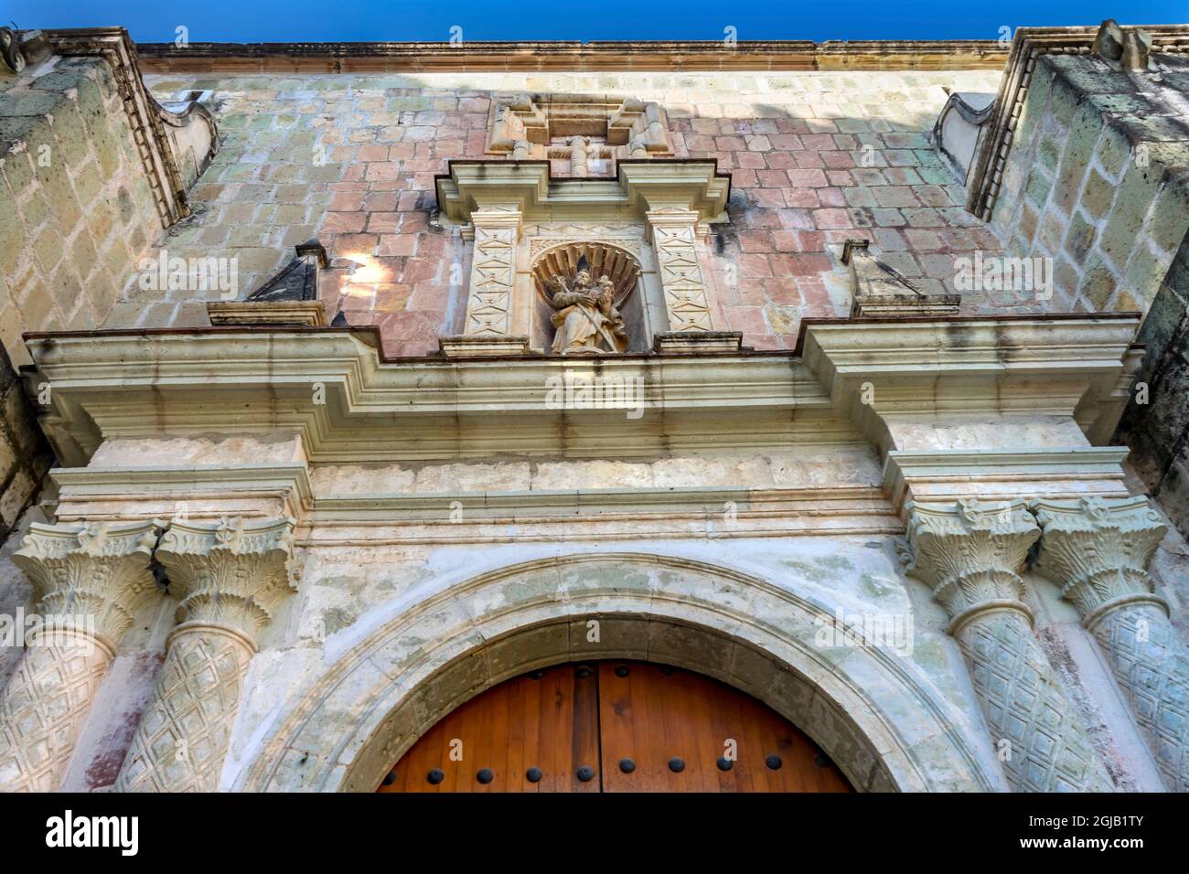 Porta di legno, Chiesa di Carmen Alto, Oaxaca, Juarez, Messico. Foto Stock