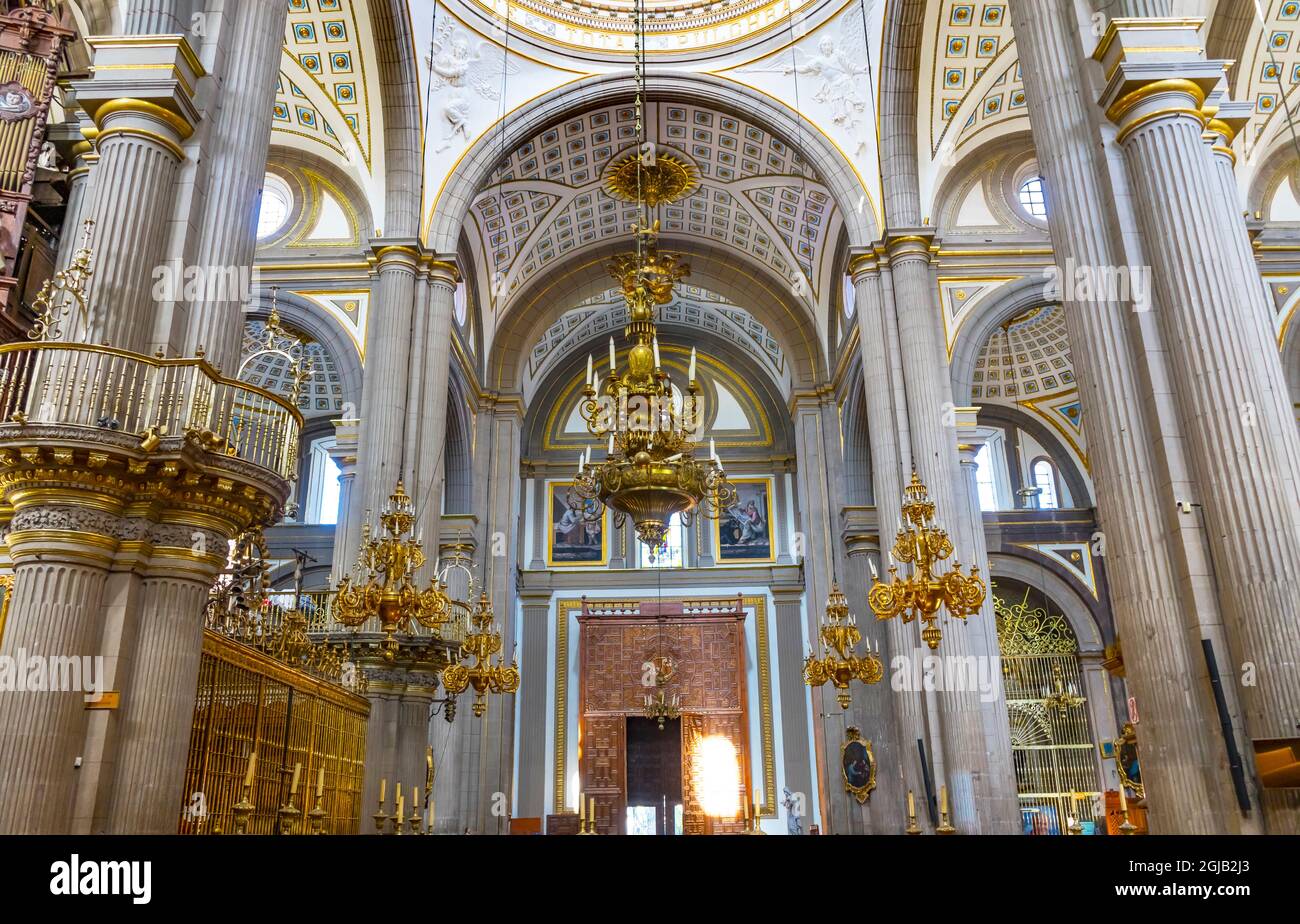 Basilica porta ornata lampadari colorati soffitto Cattedrale Puebla, Messico. Costruito tra il 15 e il 1600. Foto Stock