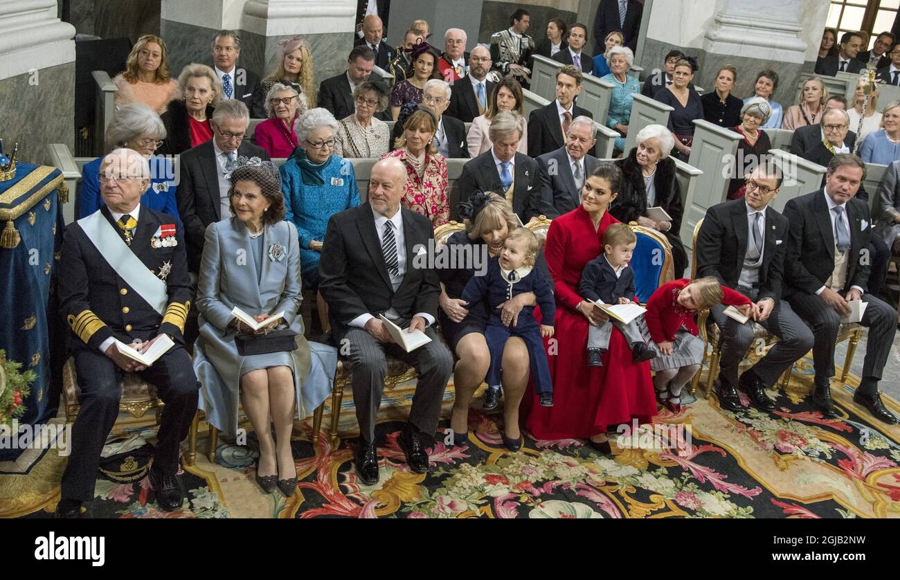 STOCCOLMA 20171201 prima fila da sinistra; Re Carl Gustaf, Quen Silvia, Erik Hellqvist, Marie Hellqvist con il Principe Alessandro, la Principessa Vittoria con il Principe Oscar, la Principessa Estelle, il Principe Daniel e Christopher o'Neill. Arretrato da sinistra: Principessa Margretha, Tord Magnuson, Principessa Christina, Magnuson, Principe Leopoldo di Baviera e Principessa Ursula, Ralf de Toledo Sommerlath e Charlotte de Toledo Sommerlath, terza fila da sinistra, contessa Marianne Bernadotte, Dagmar von Arbin, Contessa Jill Bertil Bernadotte af Wisborg e conte Bertil Bernadotte af Wisborg, Hélène Sil Foto Stock