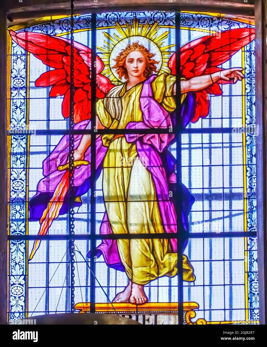 Colorato Arcangelo Uriel vetrate Cattedrale Puebla, Messico. Costruito tra il 15 e il 1600. Foto Stock