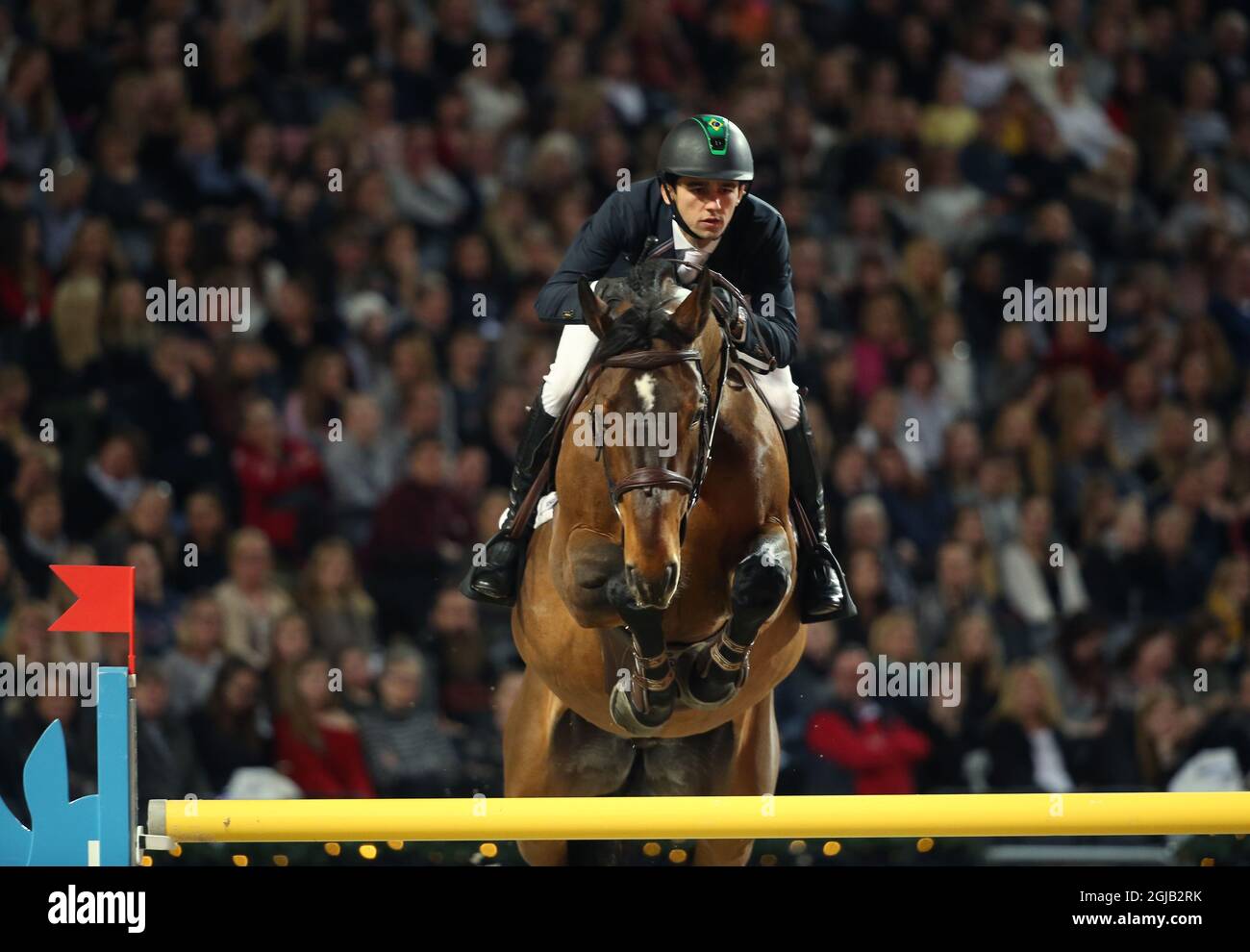 Il Marlon brasiliano MÃ³dolo Zanotelli guida il Rock'N Roll Semilly durante il salto internazionale (qualificatore per i maestri svedesi) durante il Sweden International Horse Show presso la Friends Arena di Stoccolma il 01 dicembre 2017. Foto: Soren Andersson / TT / kod 1037 Foto Stock