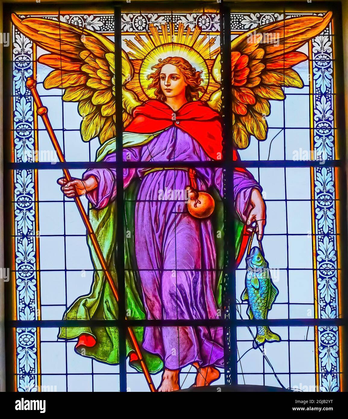 Colorato Arcangelo Raphael vetrate Cattedrale Puebla, Messico. Costruito tra il 15 e il 1600. Raffaello è l'arcangelo guaritore con il pesce come simbolo Foto Stock