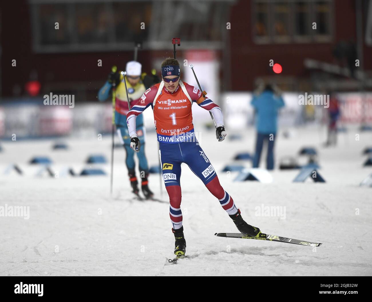 Tarjei boe di Norvegia in azione durante l'evento maschile di inseguimento di 12,5 km durante la IBU World Cup Biathlon a Ostersund, Svezia, 03 dicembre 2017. Foto: Pontus Lundahl / TT / kod 10050 Foto Stock