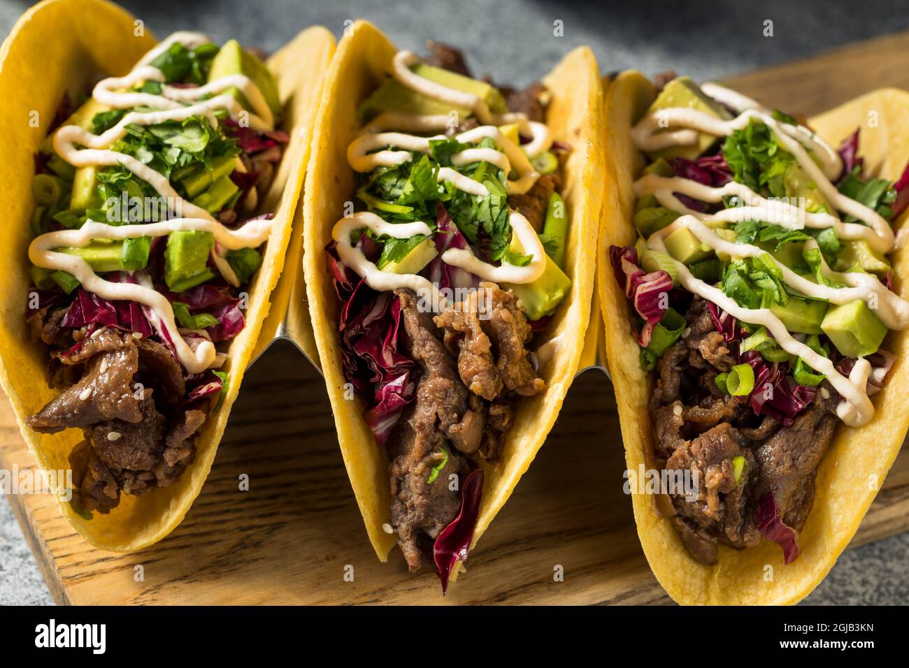 Bulgogi Tacos di manzo coreano fatto in casa con avocado e cavolo Foto Stock