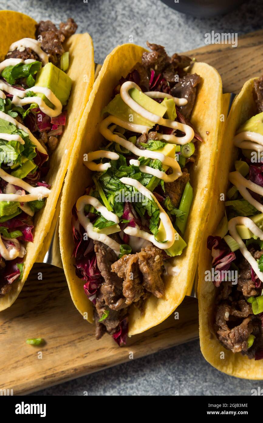 Bulgogi Tacos di manzo coreano fatto in casa con avocado e cavolo Foto Stock