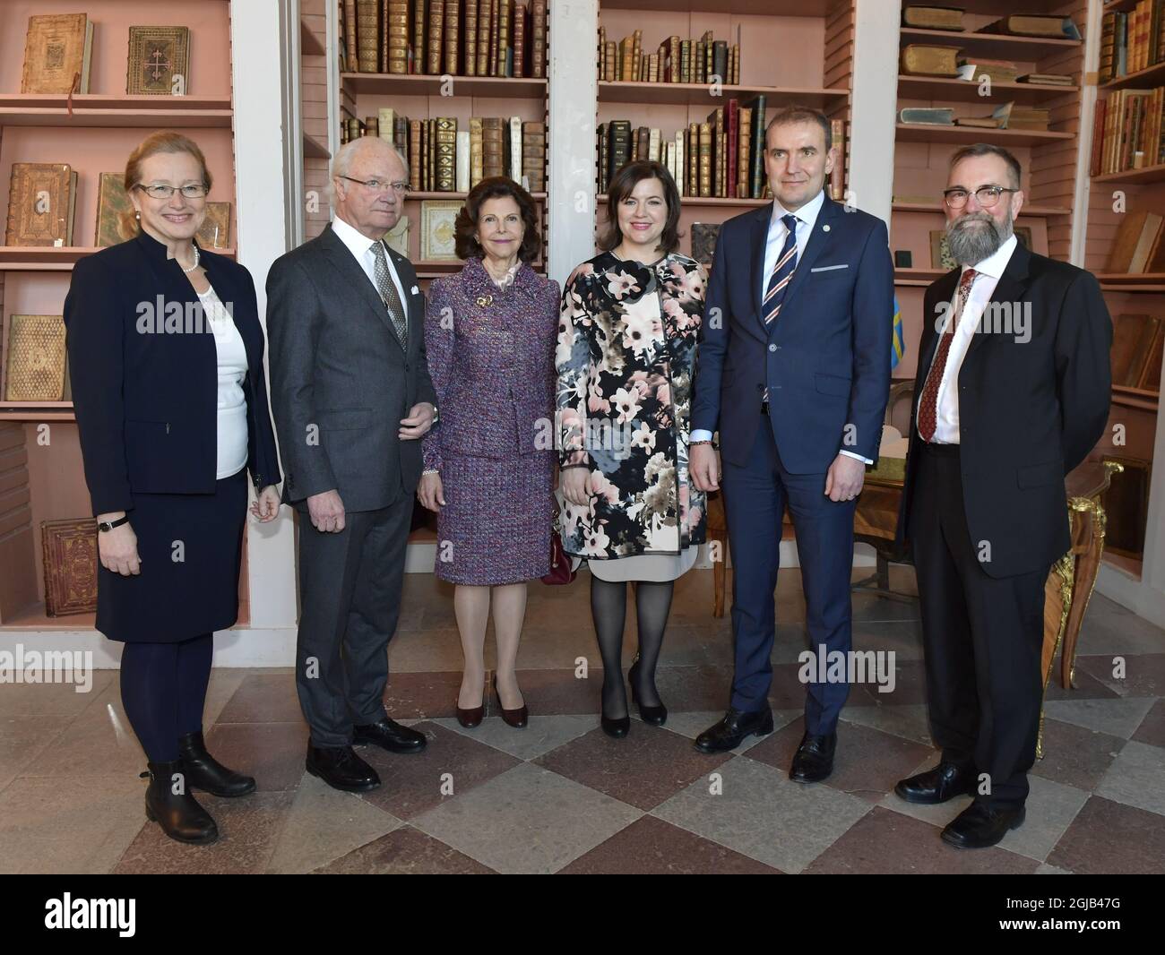 STOCCOLMA 20180119 durante la loro visita alla Carolina Rediviva dell Università di Uppsala, Svezia, 19 gennaio 2018, si sono visti il Maestro Eva Akesson, e Gudni Thorlacius Johannesson, il Presidente dell Islanda, e sua moglie Eliza Jean Reid, il Re Carl Gustaf e la Regina Silvia. Potrebbero studiare il 800 anni 'Edda' scritto da Snorre Sturlasson islandese. Il Presidente è in visita di Stato di tre giorni in Svezia. Foto: Jonas Ekstromer / TT / kod 10030 Foto Stock