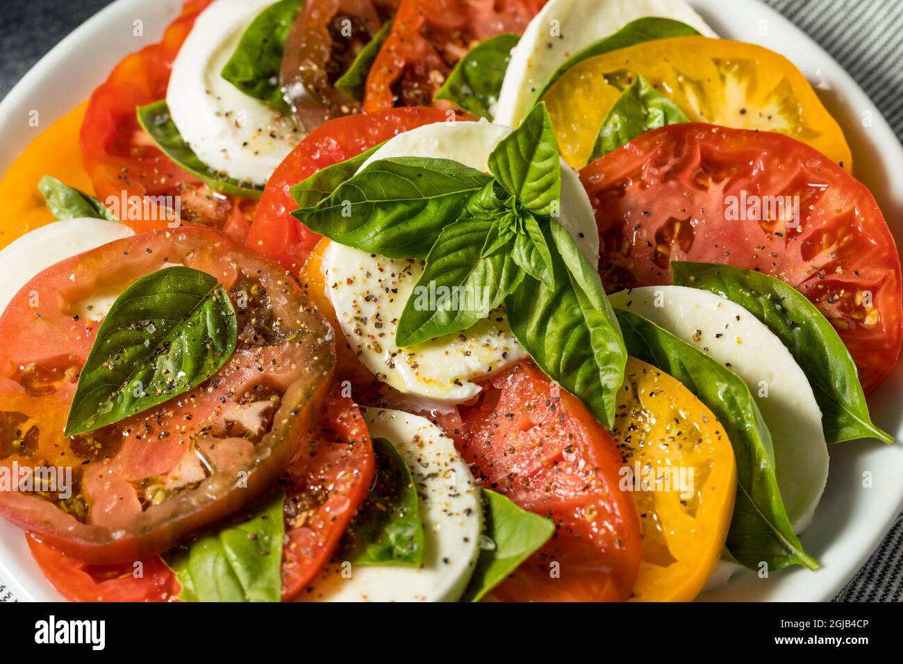 Insalata di pomodori caprese fatta in casa sana con basilico e mozzarella Foto Stock