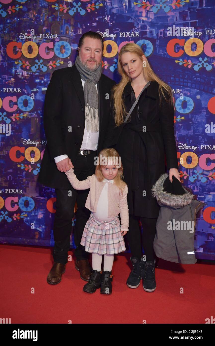 STOCCOLMA 2018-01-28 Gustaf Magnuson, cugino della principessa Crown Victoria, moglie Vicky Andrén Magnusson con la figlia Désirée alla prima del film d'animazione Coco al teatro Rigoletto di Stoccolma, Svezia Domenica Foto: Jessica Gow / TT / Kod 10070 Foto Stock