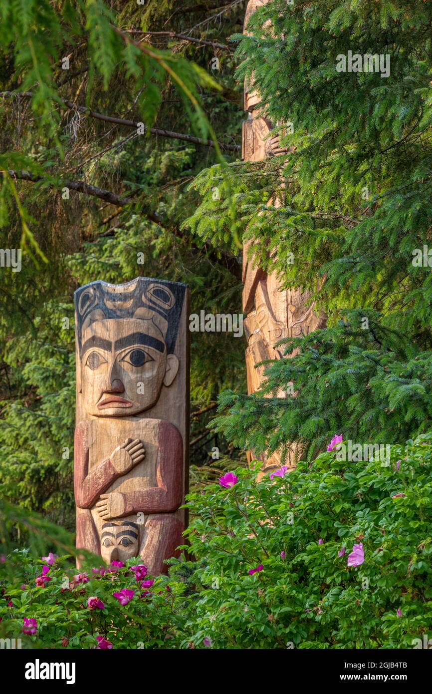 USA, Alaska, Sitka. Totem poli al Sitka National Historical Park. Credit as: Don Paulson / Jaynes Gallery / DanitaDelimont.com (per uso editoriale Onl Foto Stock