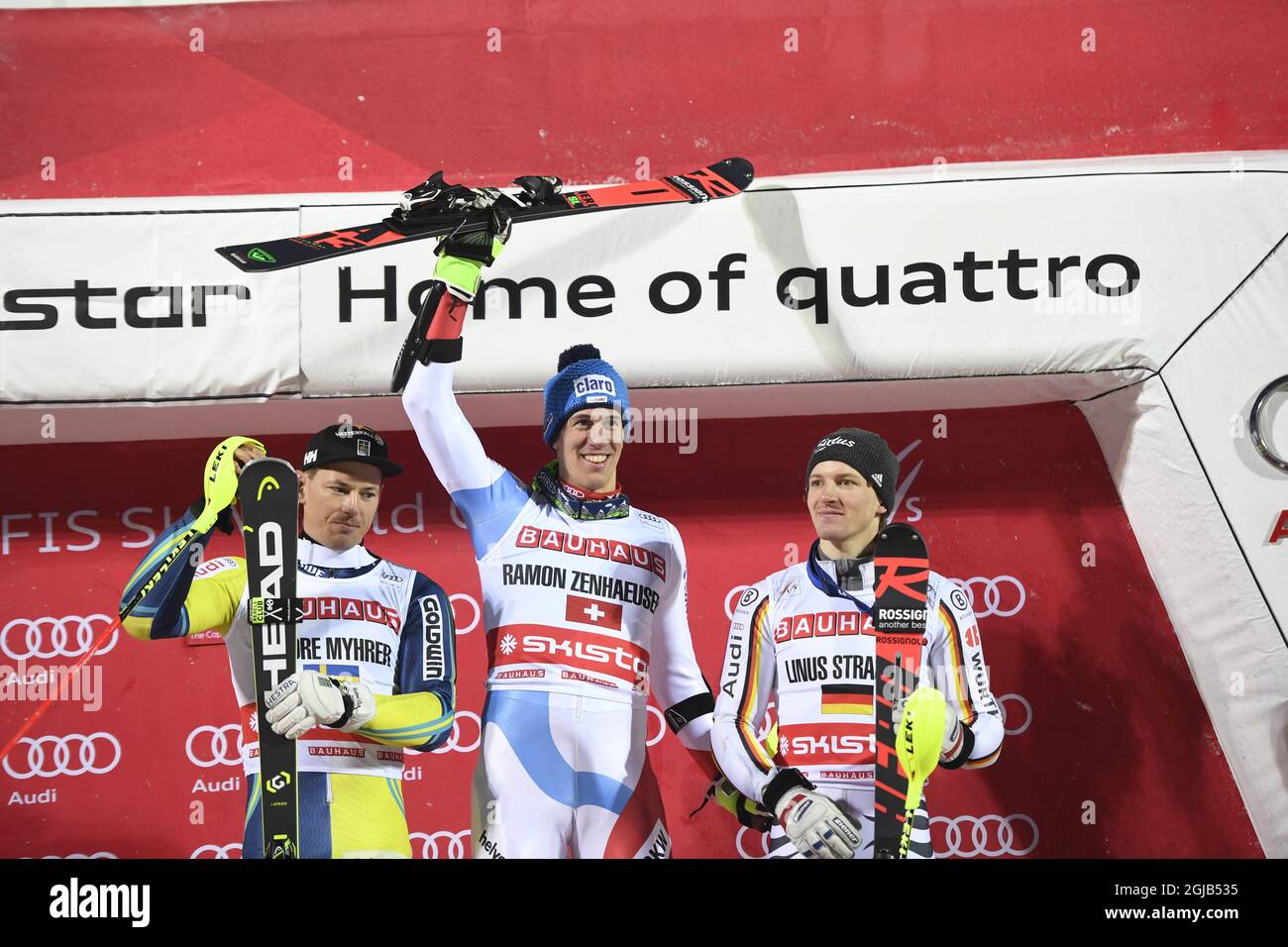 (L-R) secondo classificato Andre Myhrer di Svezia, vincitore della Svizzera Ramon Zenhausern e terzo classificato Linus Strasser di Germania sul podio dopo la manifestazione femminile della FIS Ski World Cup Parallel Slalom City a Hammarbybacken di Stoccolma, Svezia, il 30 gennaio 2018. Foto Pontus Lundahl / TT / code 10050 Foto Stock