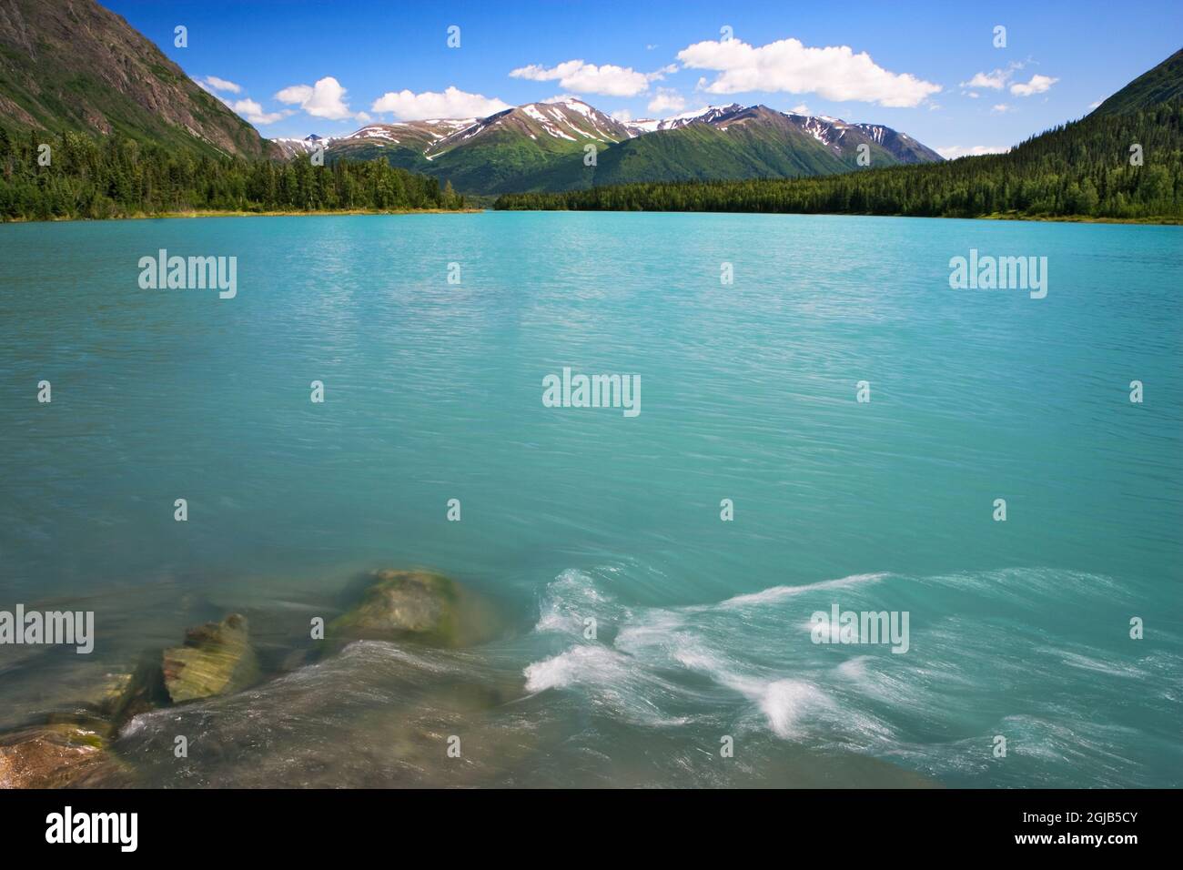 USA, Alaska, Penisola Kenai. Lago Kenai alimentato dal ghiacciaio con acqua acquatica. Foto Stock