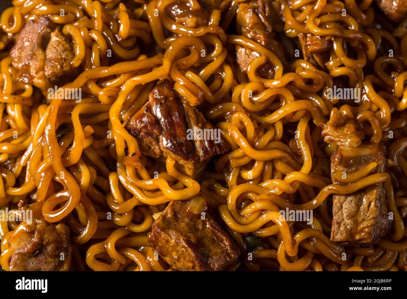 Noodles coreano Jjapaguri alla moda fatti in casa con manzo e Ramen Foto Stock