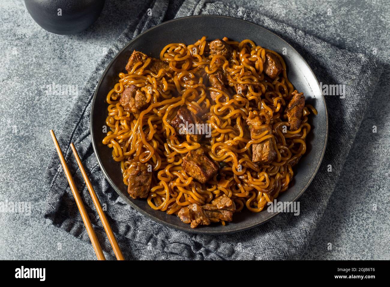 Noodles coreano Jjapaguri alla moda fatti in casa con manzo e Ramen Foto Stock