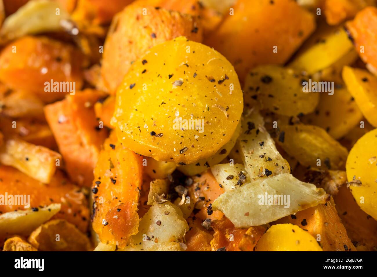 Verdure alla radice di patate arrosto sane con pappagalli e carote Foto Stock