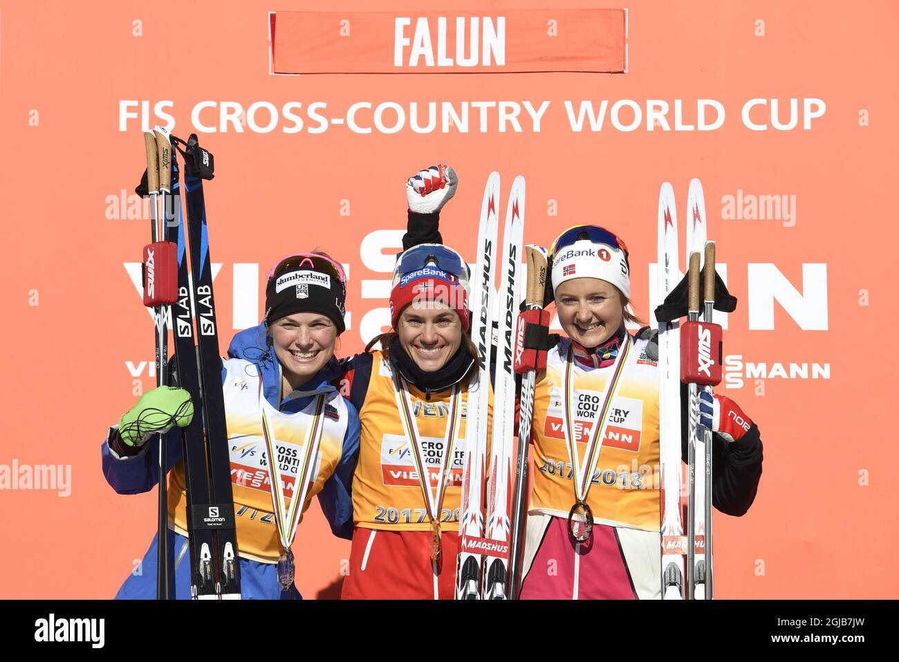 FALUN 20180318 il vincitore norvegese della Coppa del mondo Heidi Weng (C) e Jessica Diggins (L) USA al secondo posto e la norvegese Ingvild Flugstad Oestberg al terzo posto (R) festeggiano sul podio domenica 18 marzo 2018 a Falun Svezia. Foto: Ulf Palm / TT kod 9110 Foto Stock