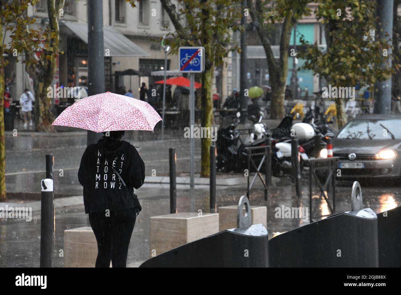 Marsiglia, Francia. 03 Settembre 2021. Una donna cammina per le strade di Marsiglia tenendo un ombrello durante una giornata piovosa. Credit: SOPA Images Limited/Alamy Live News Foto Stock