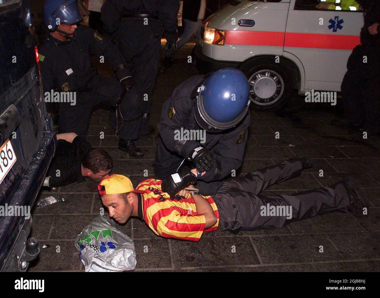 La polizia arresta un hooligan Galatasaray durante una notte di violenza a Copenaghen, che ha portato alla rapina di un ventilatore dell'Arsenale Foto Stock