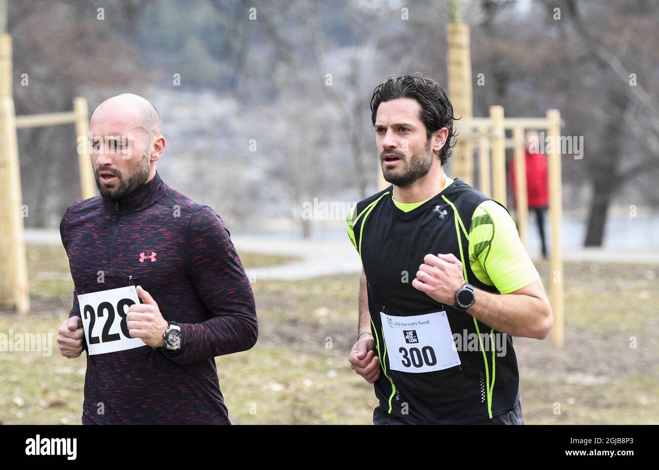 STOCCOLMA 2018-04-15 il principe Carl Philip corre la corsa di 5 km nell'Hagapark, che il Fondo dei bambini piccoli organizza. Il Fondo per bambini piccolo, per il quale il principe è un guardiano, è un fondo che lavora per raccogliere fondi per la ricerca medica sulle malattie e le complicazioni dei bambini neonati. Foto: Pontus Lundahl / TT / kod 10050 Foto Stock