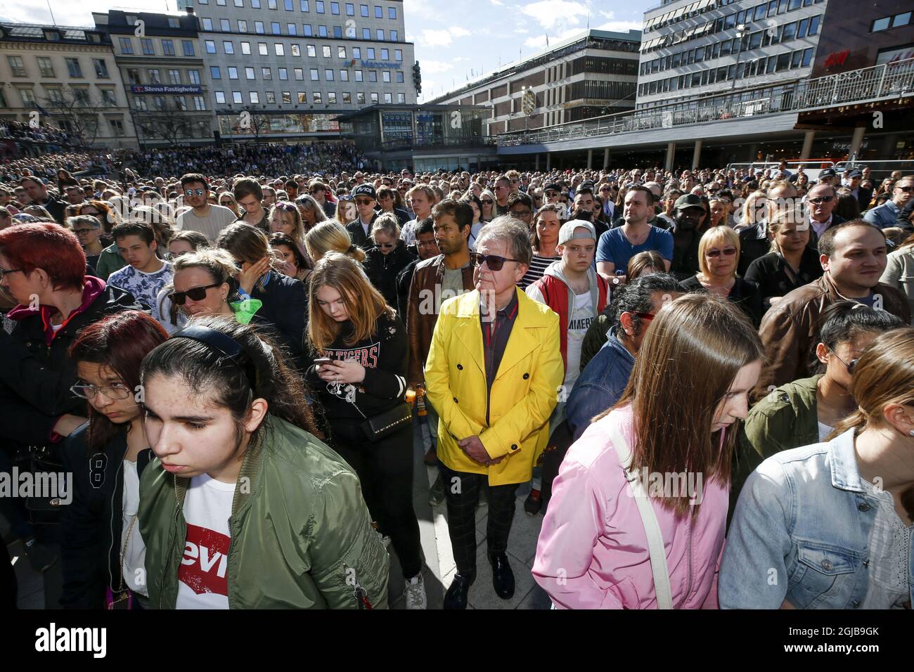Centinaia di fan di Avicii si riuniscono per onorarlo al Torg di Sergels nel centro di Stoccolma, Svezia, il 21 aprile 2018. Il musicista svedese, DJ, remixer e produttore discografico Avicii (Tim Bergling) è stato trovato morto ieri, all'età di 28 anni. Il raduno è iniziato con un minuto di silenzio. Foto: Fredrik Persson / TT / 75906 Foto Stock