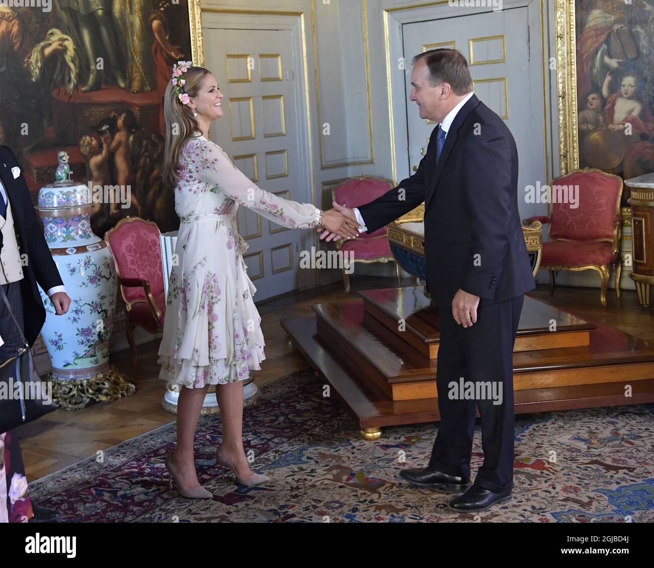 STOCCOLMA 20180608 Prinsessan Madeleine gratuleras AV statsminister Stefan Lofven pa Drottningholms Slott. IDAG dops prinsessan Madeleine och Christopher o'Neills dotter prinsessan Adrienne i Drottningholms slottskyrka. Foto: Jonas Ekstromer / TT Kod 10030 Foto Stock