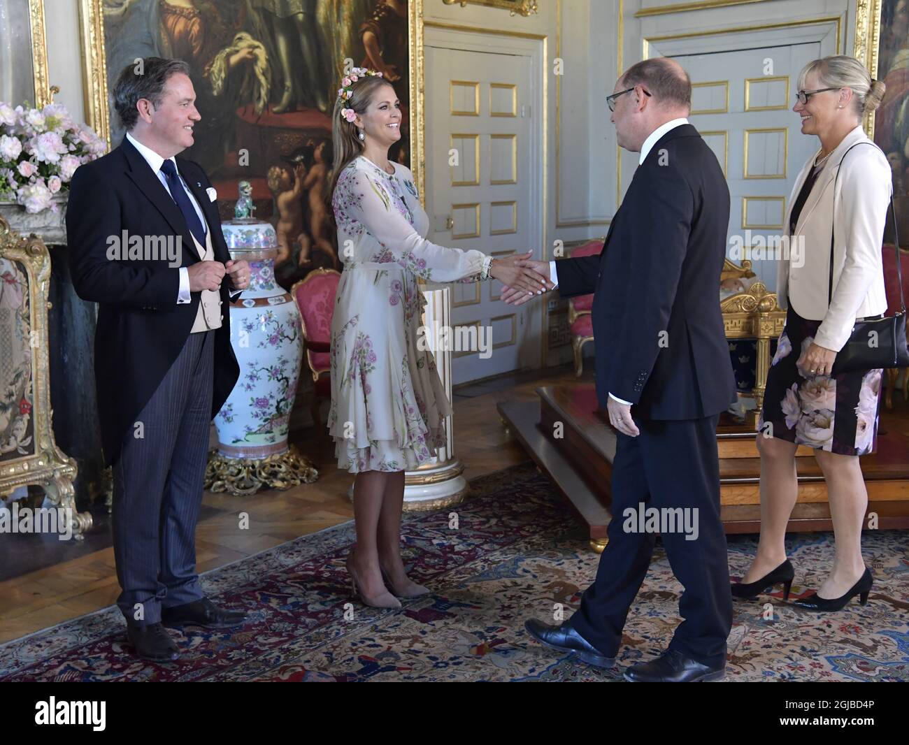 STOCCOLMA 20180608 Christopher o'Neills och prinsessan Madeleine gratuleras AV talman Urban Ahlin med fru Jenni pa Drottningholms Slott. IDAG dops prinsessan Madeleine och Christopher o'Neills dotter prinsessan Adrienne i Drottningholms slottskyrka. Foto: Jonas Ekstromer / TT Kod 10030 Foto Stock