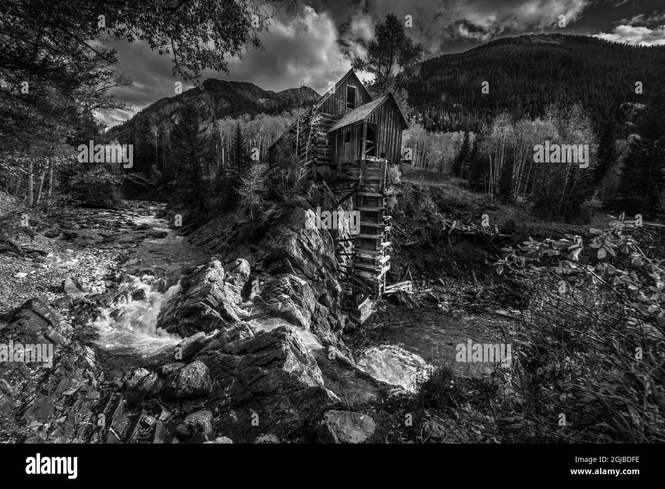 Panoramica in bianco e nero dello storico Crystal Mill vicino a Crested Butte and Marble, Colorado, USA. Foto Stock