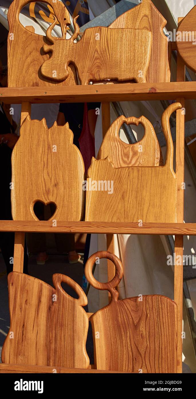 Taglieri in legno fatti a mano sotto forma di figure animali. Verticale Foto Stock
