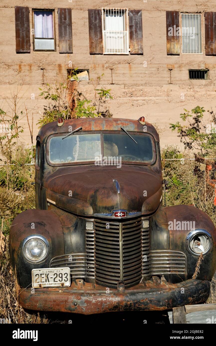 Lowell, Arizona. Vecchio e arrugginito camion vintage fuori dall'edificio. (Solo per uso editoriale) Foto Stock