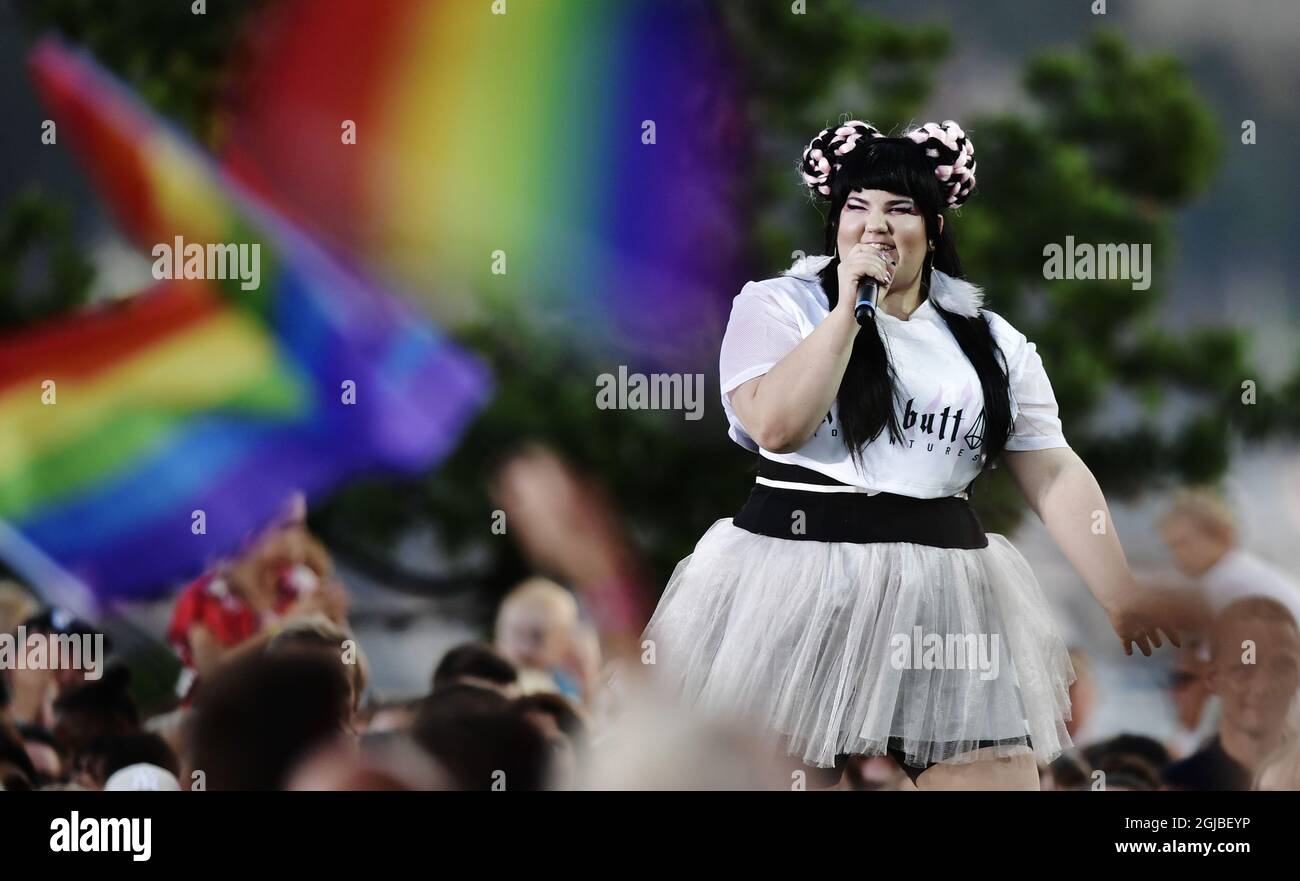 STOCKOLM 20180731 vincitore del Concorso di canzoni di Eurovisione 2018 Netta da Israele suona durante lo spettacolo televisivo estivo svedese "Allsang pa Skansen" presso il museo all'aperto Skansen di Stoccolma il 31 luglio 2018. Foto: Stina Stjernkvist / TT /kod 11610 Foto Stock