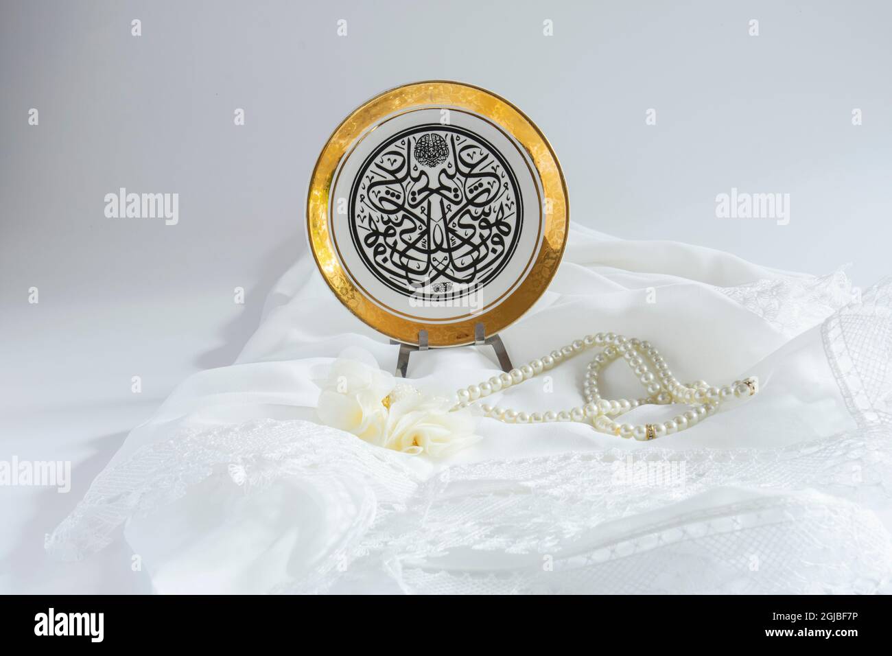 Piatto decorato con foglia d'oro e iscrizioni di calligrafia ottomana. Isolato sfondo bianco Foto Stock