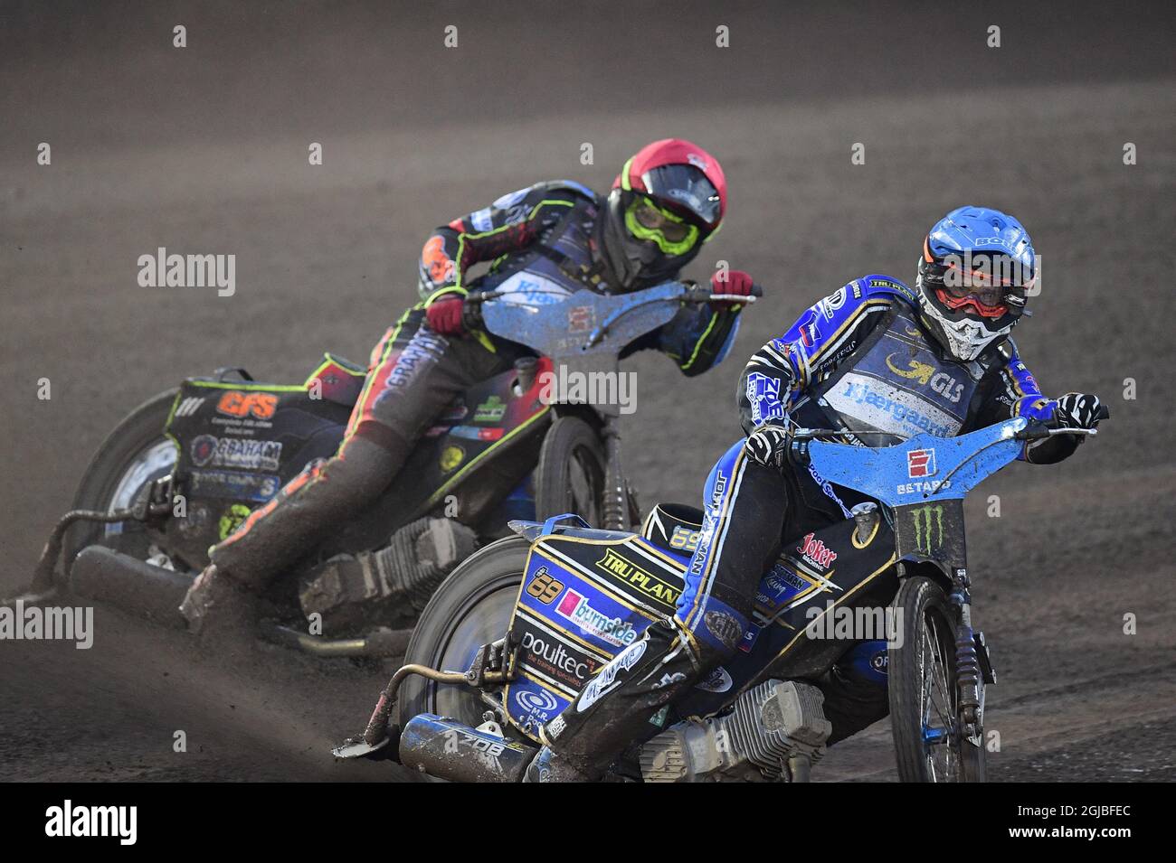 Jason Doyle of Australia (blu) e Craig Cook of Great Britain (rosso) compete in Heat 1 durante il Gran Premio del circuito scandinavo FIM al G & B Arena di Malilla, Svezia, 11 agosto 2018. Foto Mikael Fritzon/TT kod 62360 Foto Stock