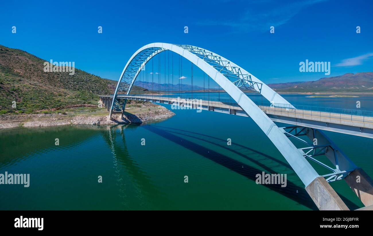 USA, Arizona. Ponte sospeso sul panoramico lago Theodore Roosevelt sul fiume Salt. Foto Stock