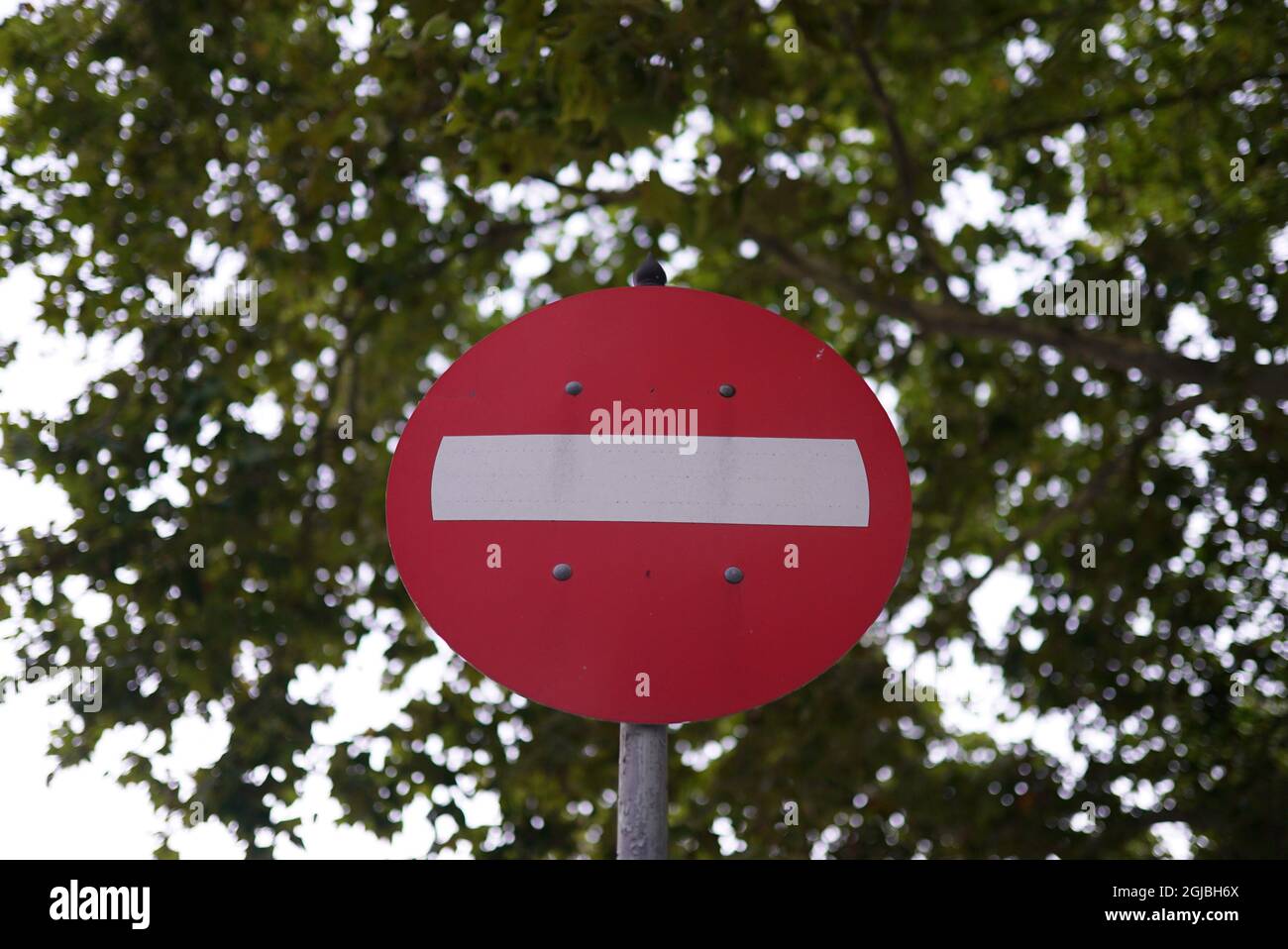 Inquadratura ad angolo basso di un cartello stradale metallico 'top' Foto Stock