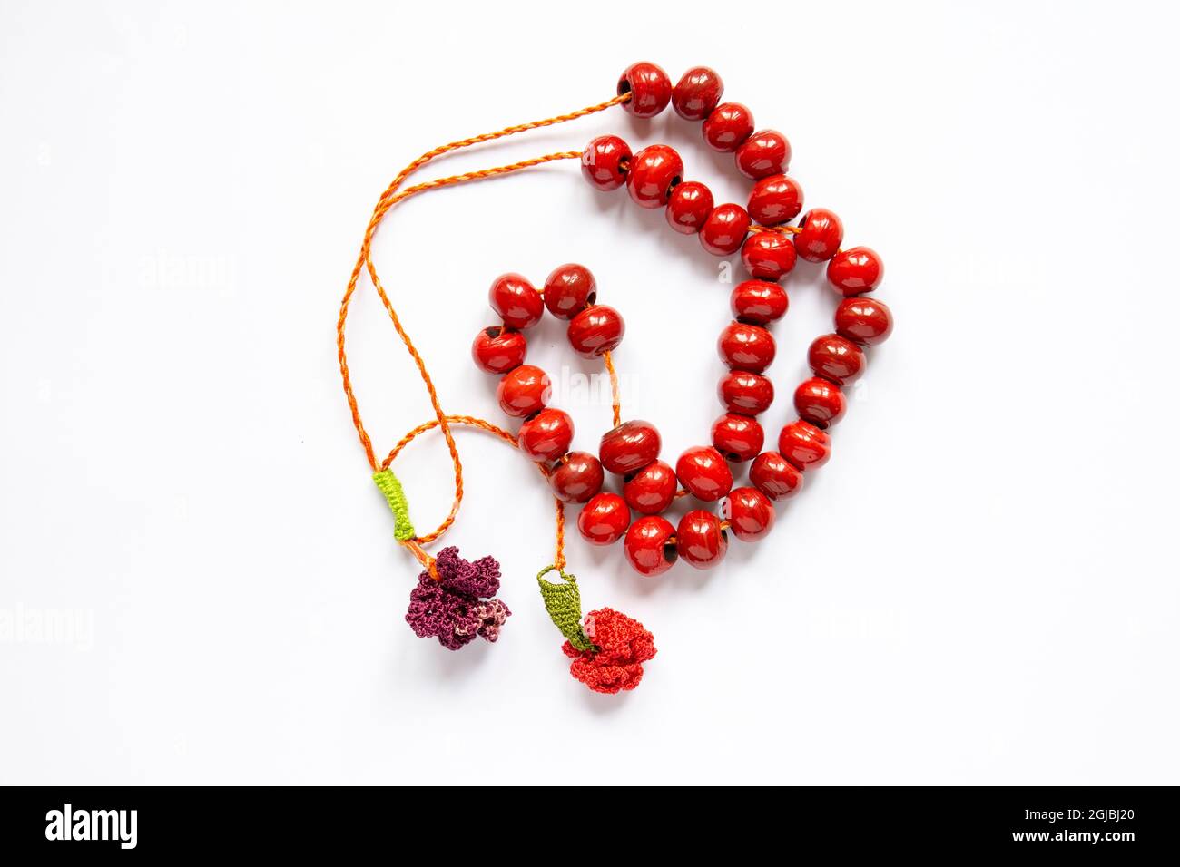 Collane fatte a mano con perline colorate decorate con uncinetto. İsolated  sfondo bianco Foto stock - Alamy