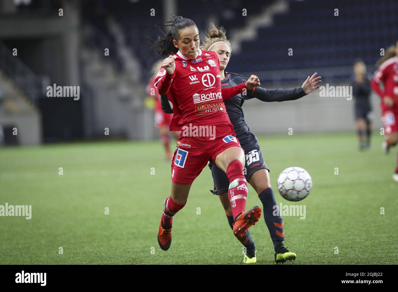 Anna Oskarsson (L) di Linkopin è inseguito da Yuliia Shevchuk di Charkiv durante la UEFA Women's Champions League, round di 32 secondi, partita di calcio tra Linkopings FC e WFD Kharkiv presso la Linkopings Arena di Linkoping, Svezia, il 26 settembre 2018. Foto: Jeppe Gustafsson / TT / code 71500 Foto Stock