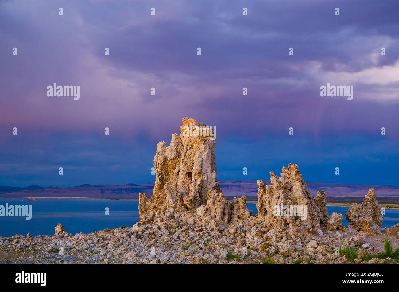 Tufas sul Lago Mono, Sierras orientale, California, USA Foto Stock