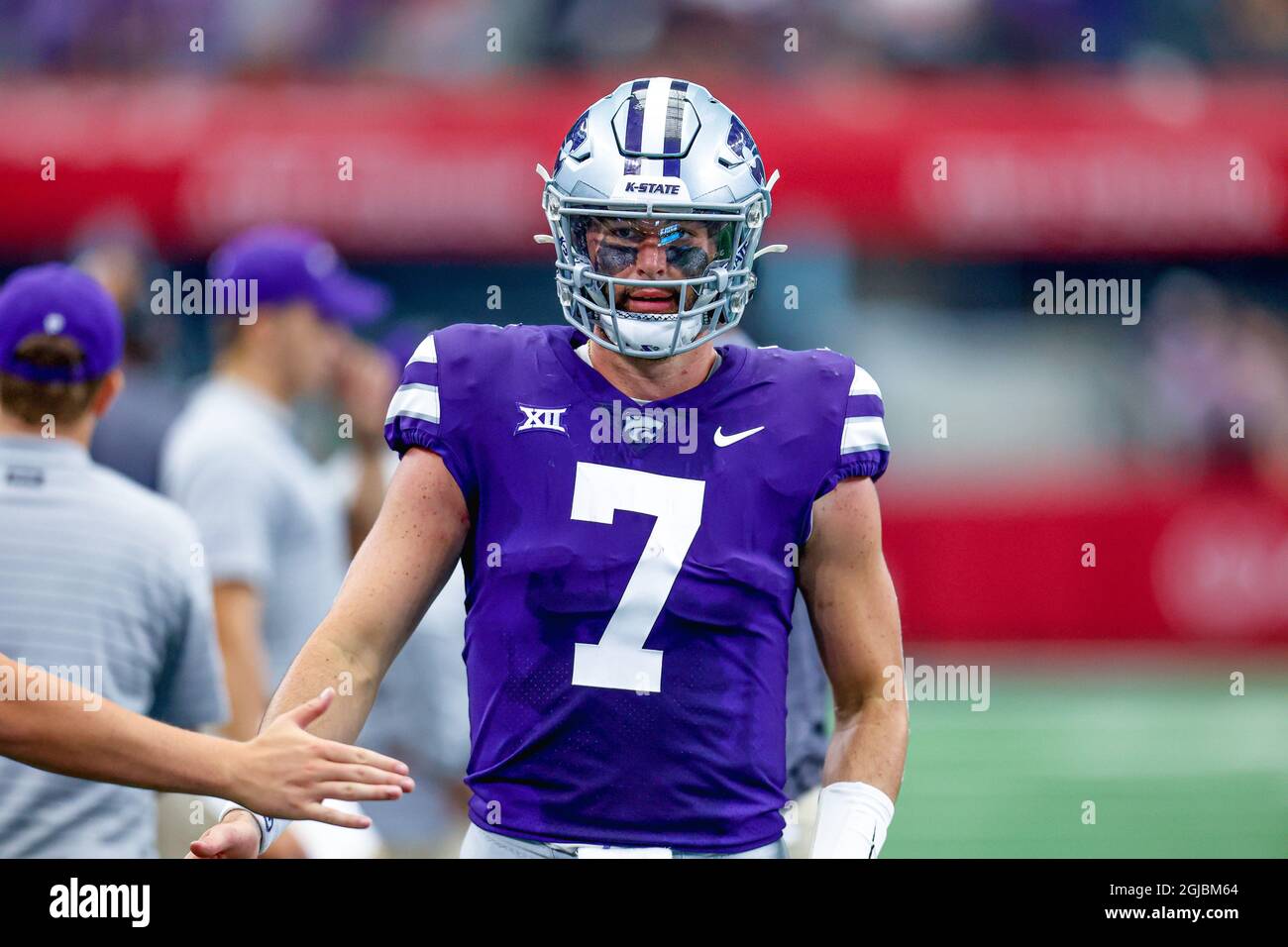 Kansas state Quarterback Skylar Thompson (7) in attesa di tornare sul campo nella prima metà di una partita di football dell'NCAA College contro Stanford in Arlin Foto Stock