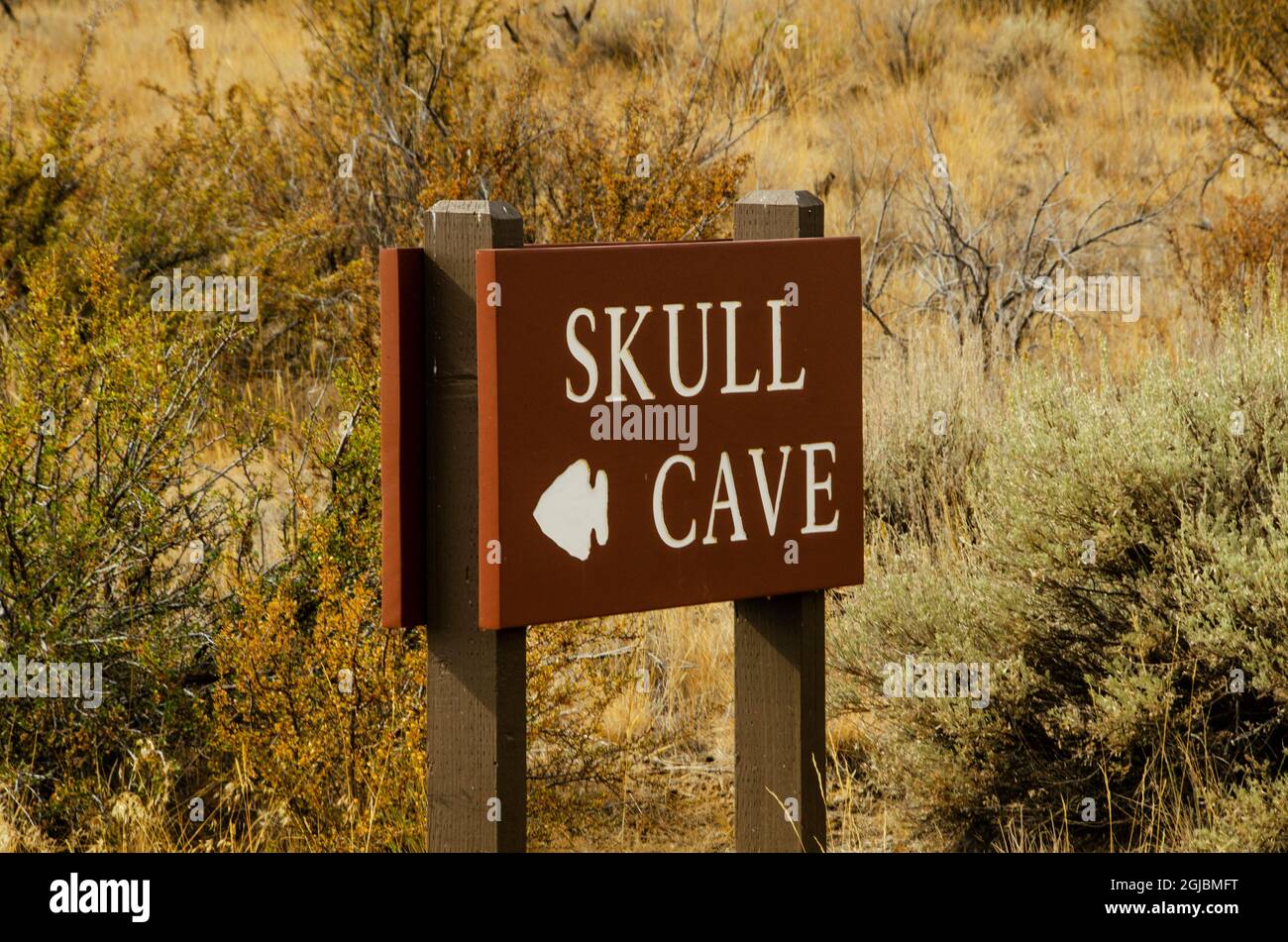USA, California. Lava Beds National Monument, cartello Skull Cave Foto Stock