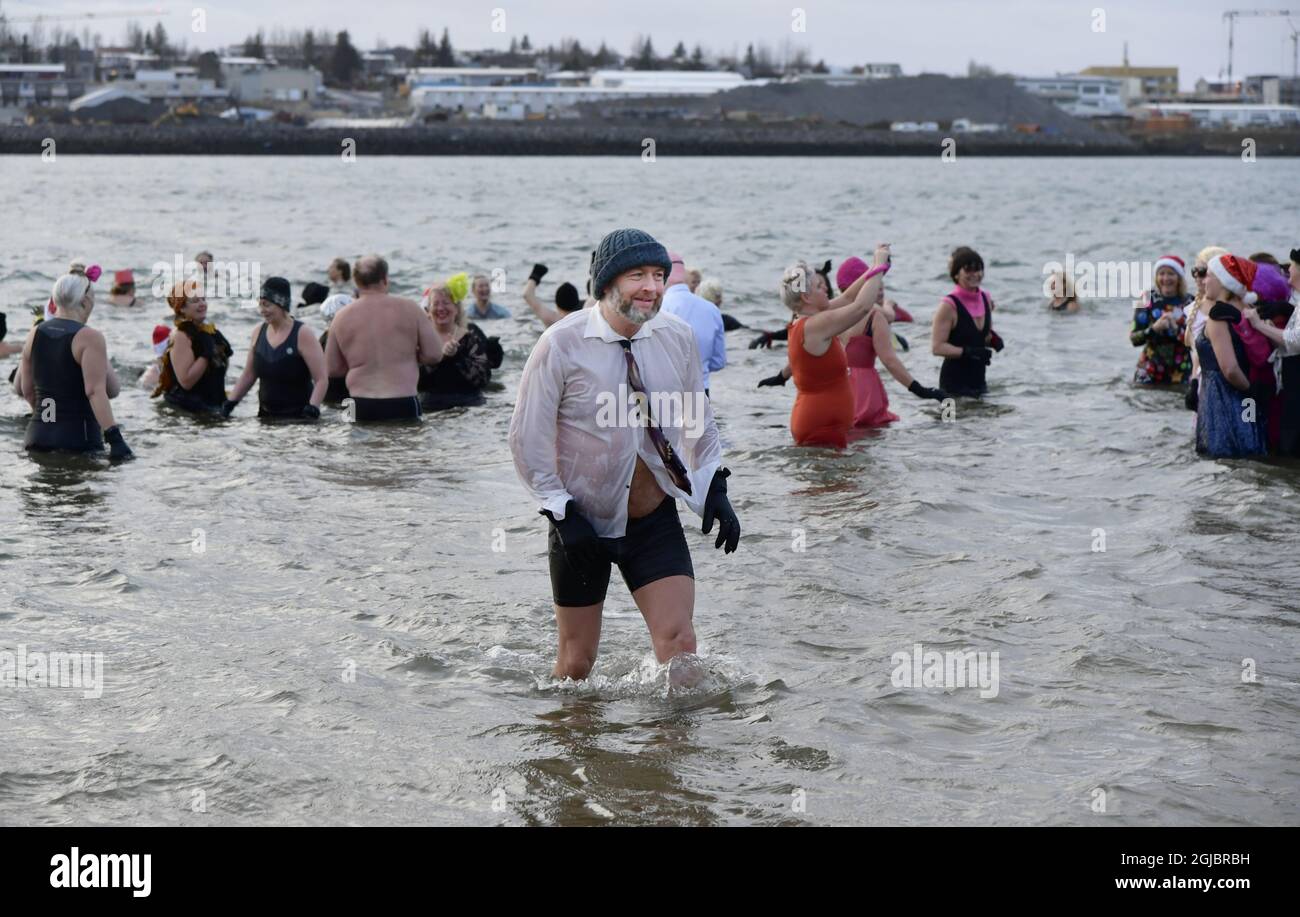 Nonostante cinque gradi meno circa 500 persone hanno partecipato al bagno di Capodanno nella baia di Nautholsviken a Reykjavik, Islanda , 1 gennaio 2019 Foto Tommy Holl / TT kod 2391 Foto Stock